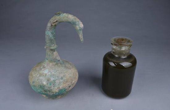 河南出土的青铜壶中发现了未知的液体,古酒中添加了灰和植物灰(河南出土的青铜壶内不)