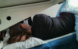 女子在火车上睡着,被一男子爬上床,以为是自己男友,她全力配合