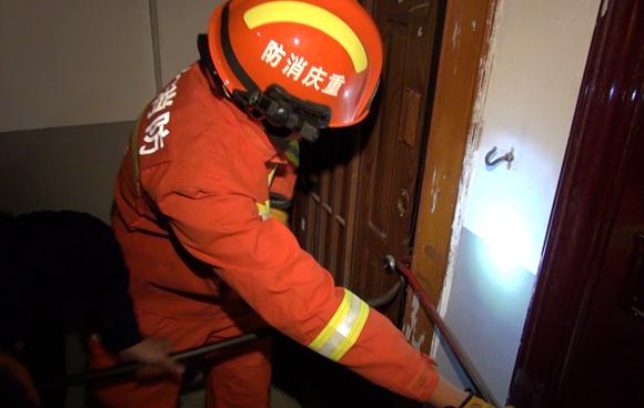重庆 房门反锁打不开 女子请求消防破门救娃