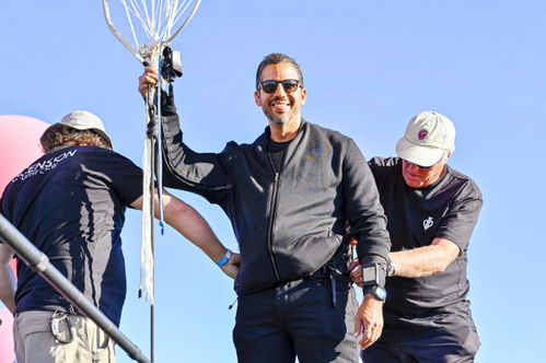 魔术师用52气球升7500米高空 随后跳伞着陆
