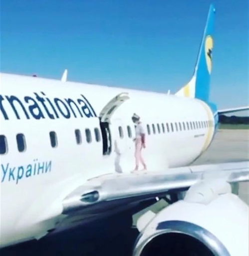 乌克兰女子乘飞机打开紧急出口跑机翼上溜达,只因机舱 太热