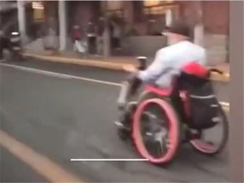 2位大爷坐轮椅 飙车 ,把汽车甩在身后,腿脚不便还不消停