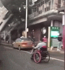 俩大爷开电动轮椅,在街上飙车 目击者 比开车都快...
