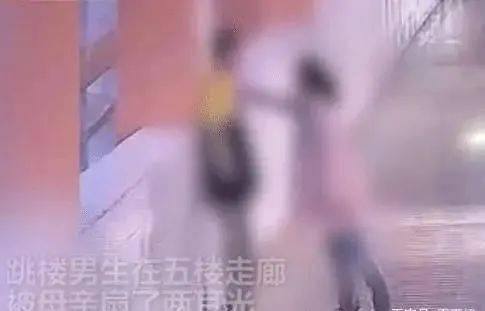 一初三男生被母亲扇打后跳楼身亡 易怒的父母,是孩子一生的悲剧