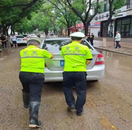 暖心 迁安交警雨中执勤为市民撑伞