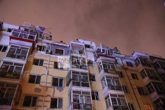哈尔滨一小区七楼民宅发生爆炸 致一男子坠下身亡