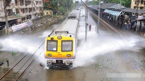 泰国的火车有多厉害 铁轨都被淹没了,火车仍然坚持在洪水中行驶