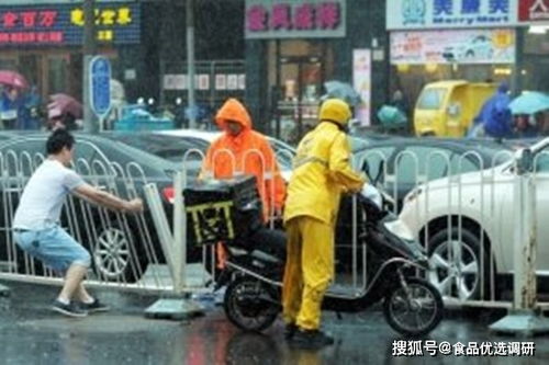 山东某一学校将学生外卖扔垃圾桶