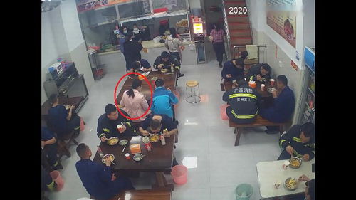 15名消防员灭火后用餐,陌生女子悄悄做了一件事 网友 真美 视频