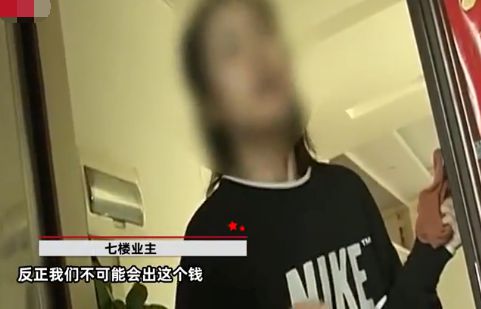 厨房炒菜总闻到臭味,男子上楼一看气炸,厨房竟被邻居改成厕所