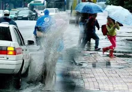 雨天车辆溅湿路人被罚200,简直不能再同意 