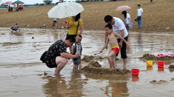 日照雨天海边的游客