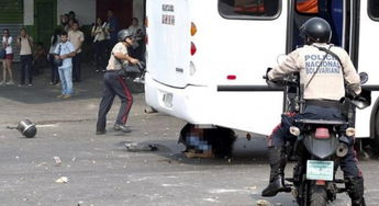 委内瑞拉抗议者劫持巴士冲向一群警察 致2死4重伤 