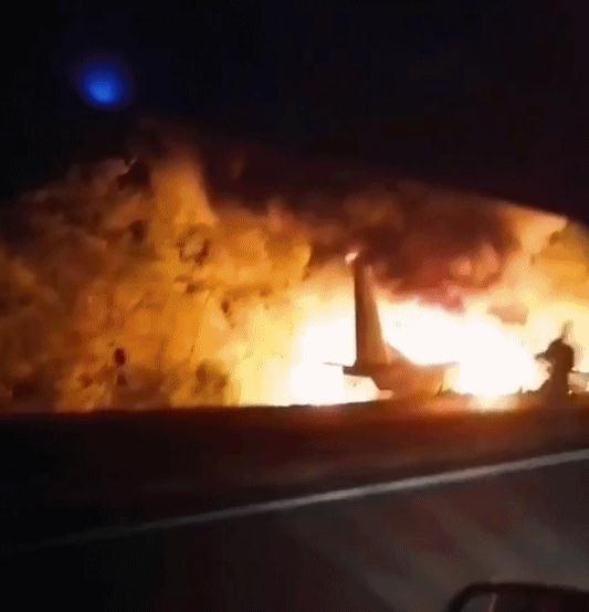 现场火光冲天 乌克兰一军机坠毁,至少25人丧生