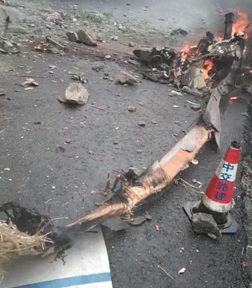 四川黑水县一直升飞机突然坠毁,曾在空中解体燃烧,机上三人不幸当场死亡