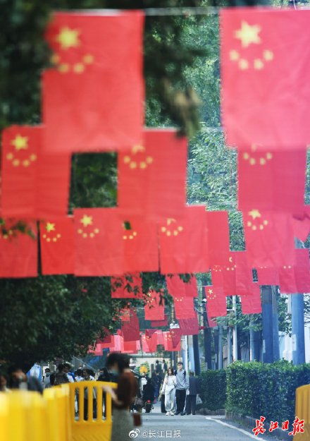 一夜之间,武汉 红 了 4万面五星红旗挂上武汉街头