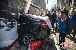 沈阳女司机开车卡墙中 救援人员拆墙移车