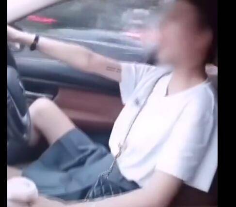 美女开豪车时秀大腿拍视频,最后悲剧了