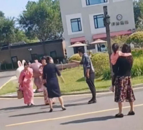 大声谴责两名穿着和服的女子:是中国人吗? 面对年轻人的质疑