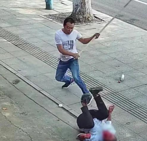 滨州街头男子用尖刀伤人,路边店主挺身而出,用棍子打歹徒