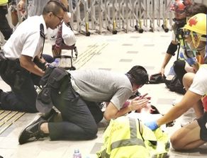 两次面对示威围堵,这个香港警察都选择先救人 