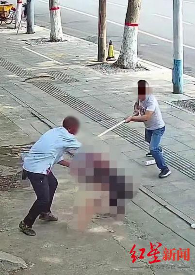 男子持刀伤人,路边店老板挺身而出的视频在网上流传(男子持刀伤人路边店主)