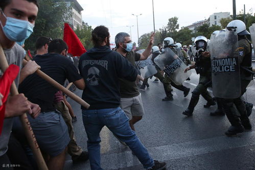 美国驻希腊使馆外爆发冲突 民众示威抗议蓬佩奥到访