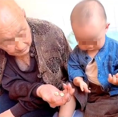 萌娃与101岁老人握手,年龄相差一个世纪,网友:握手相隔一个