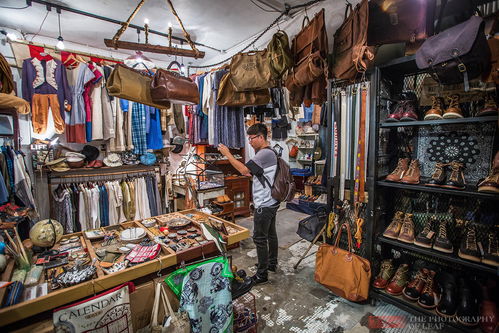 在香港,用上百年旧布料做的衣服,像垃圾堆捡的却卖着3000元高价