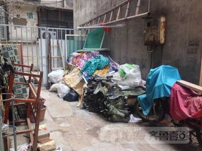 泰安东湖小区居民捡垃圾堆放楼 邻居们表示反感