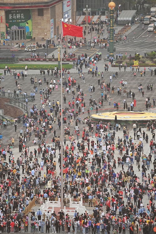 天安门广场举行国庆升旗仪式 市民冒雨等候现场