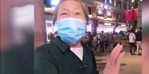 奶奶偷偷看望执勤孙子,这个动作让人泪目
