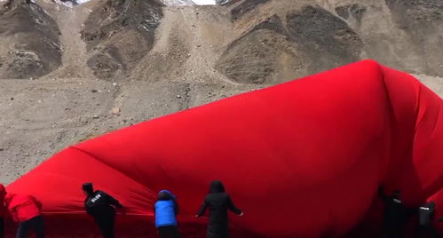 巨大的国旗出现在5200米珠穆朗玛峰大本营