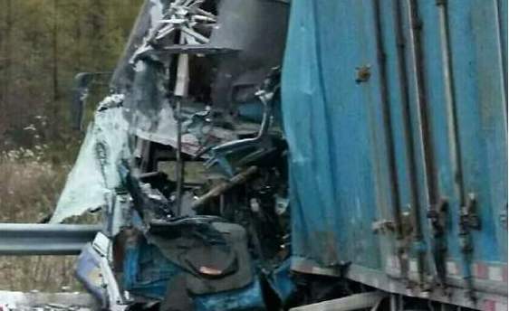 吉林2辆货车相撞18人死亡,撞击拖拉机后,到对向车道两货车相撞
