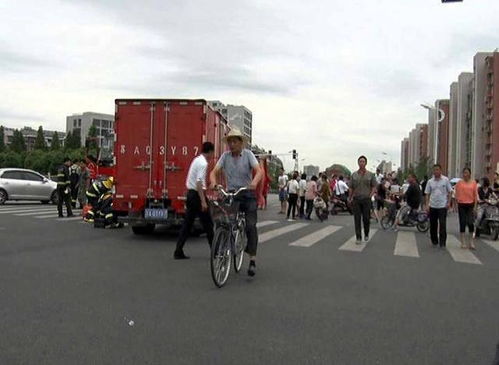 甘肃定西货车失控闯进农贸市场,造成重大交通事故,已致6死14伤