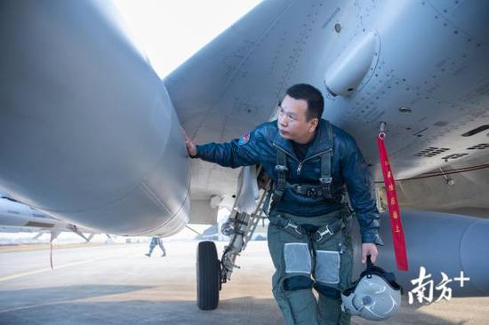 中国战机空中撞鸟 飞行员37秒内3次转向避开居民区