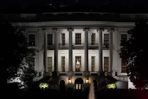 美国总统特朗普返回华盛顿 在白宫摘下口罩
