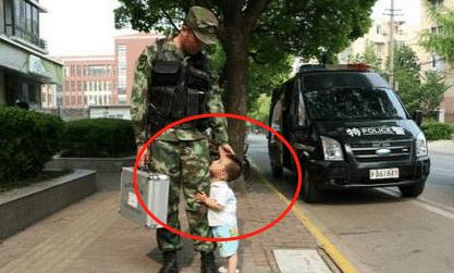 女儿和母亲探望执勤的父亲 努力拥抱的时候,当场拒绝了(女儿回家探望老母亲诗句)