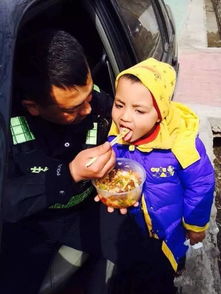 新疆1岁宝宝紧抱警察盾牌照片被朋友圈传疯,背后故事让人泪流满面 