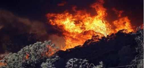 美国加州惊现血红色满月,气象专家解释原因,都是山火惹的祸