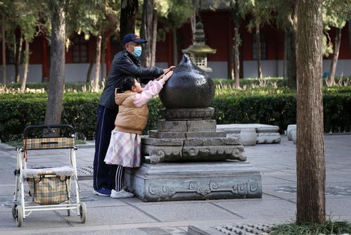 上千年的塔尖被摸成包浆 寿桃 ,一小时20人排队,有人说能治病