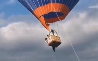 西安一景区热气球带飞工作人员,悬在吊篮外险坠落,工作人员 没人受伤,肯定没有
