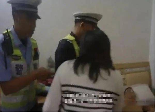 一男子酒驾躲交警,弃车跑到一陌生民房,脱衣服躺女主人床上