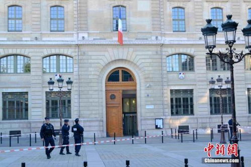 法国巴黎近郊一名教师遭斩首 嫌犯被击毙反恐调查启动 