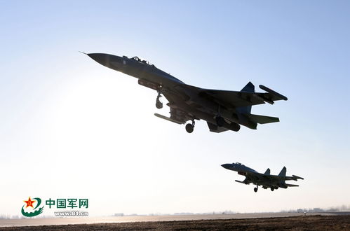 实拍航空兵某团新年首飞 战机呼啸升空