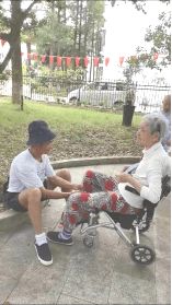庐山市一79岁老人给百岁老母亲磕头拜寿,场面壮观