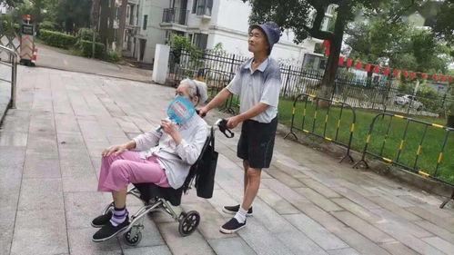 庐山市一79岁老人给百岁老母亲磕头拜寿,场面壮观