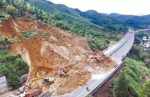 四川宣汉连日降雨,北部山区突然发生大面积山体滑坡,致5人遇难 