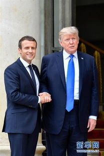 美国总统特朗普访问法国 与马克龙握手 