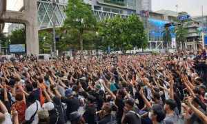 泰国曼谷再次爆发大规模抗议,示威者反政府三指手势表达不满(泰国再次爆发大规模抗议)